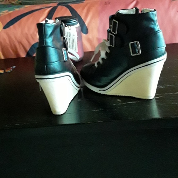 Shoes - Picture 3 of 4